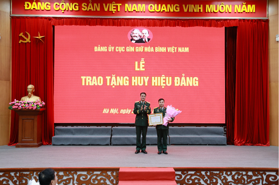 /UploadStore/admin/260826 trao huy hieu dang/b5.png